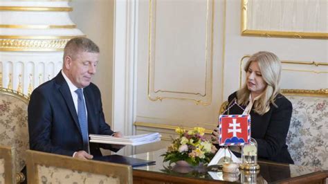 Lengvarský odchádza z pozície ministra .
